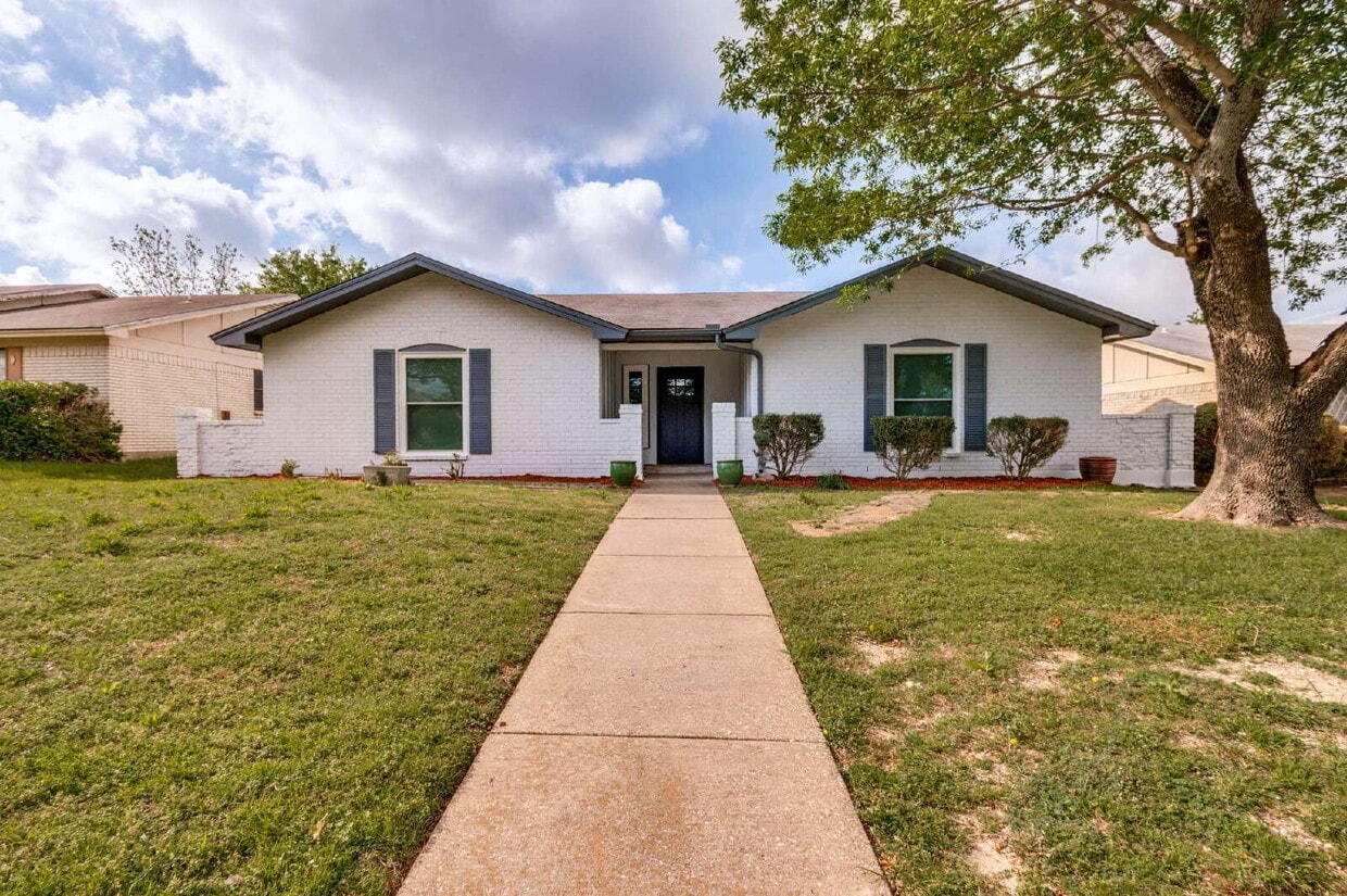 Solar-Powered 3BD in Lancaster with Included Yard Care & Low Utilities - Solar-Powered 3BD in Lancaster with Included Yard Care & Low Utilities