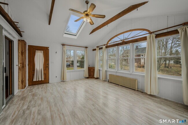 Foto del edificio - 24 N Main St