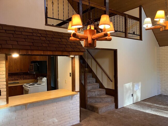 Foto del edificio - 2 Level cabin in a quiet wooded neighborhood