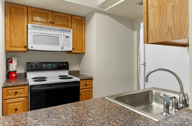 Building Photo - Hardin Place #G