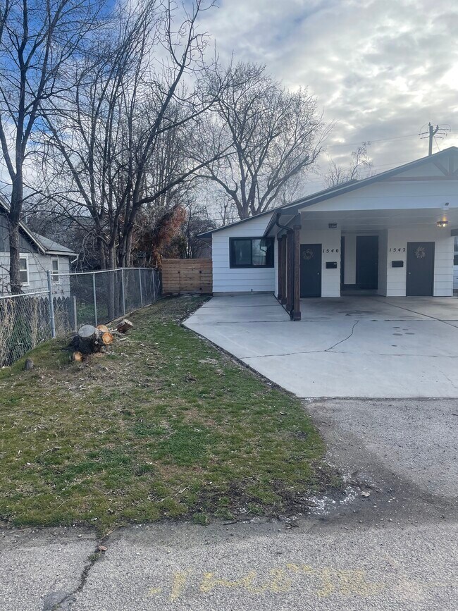 Patio privado y aparcamiento para 4 personas. - 1540 S Wardle St