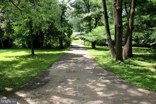 Foto del edificio - 400 W Monument Ave