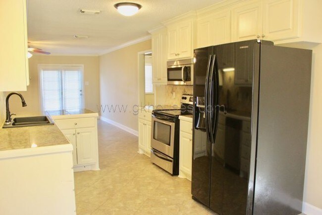 Building Photo - 3 bed / 2 bath home