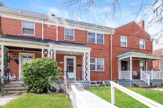 Foto del edificio - Fall in love with this charming and spacio...