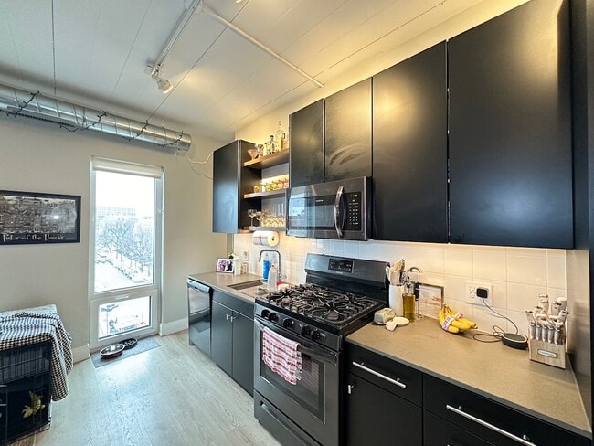 Building Photo - 941 W Belmont Ave