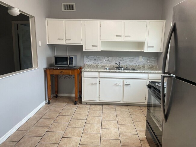 Building Photo - 3/1 with Bonus Room near Dunn Ave!