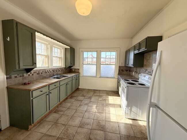 Building Photo - 834 Malvern Ave