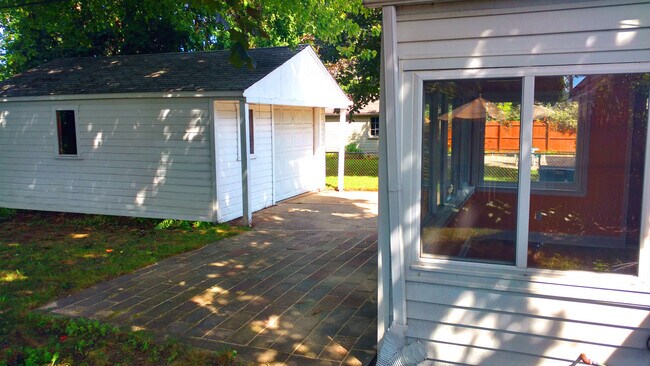 Patio - 615 E Bloomfield Ave