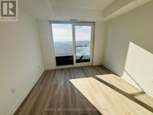 Photo du bâtiment - 395 Square One Dr