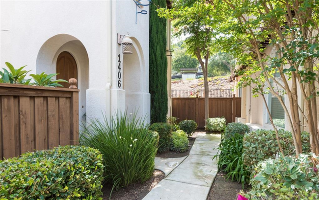 Walkway to the front door - 1406 Mosaic Glen