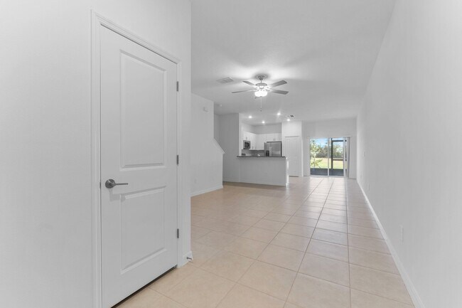 Foto del edificio - Luxury 3 BR + LOFT/2.5BA/1 Car Garage Luxury Townhome in the highly desirable GATED community of ...