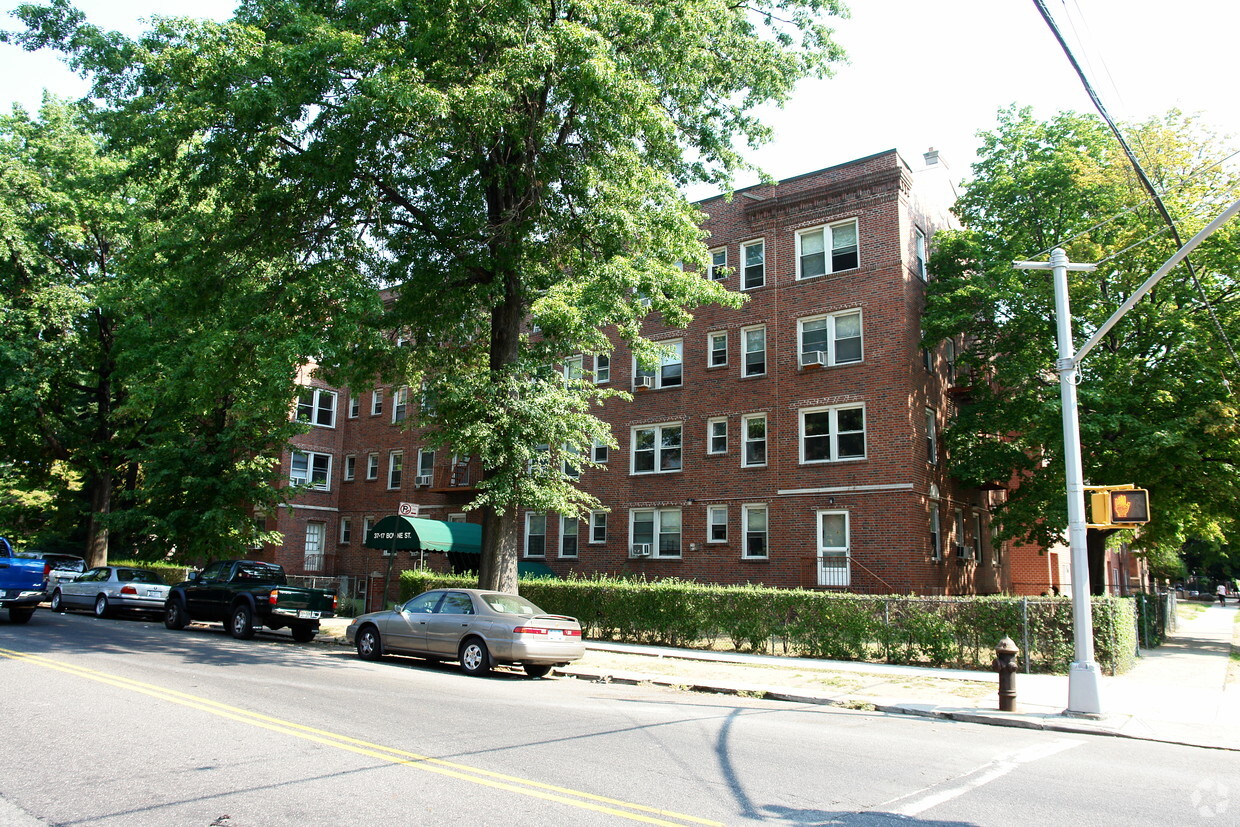 Foto principal - 3717 Bowne St