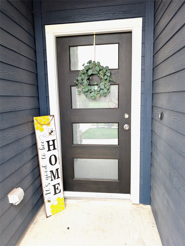 Building Photo - 33118 School Hl Rd