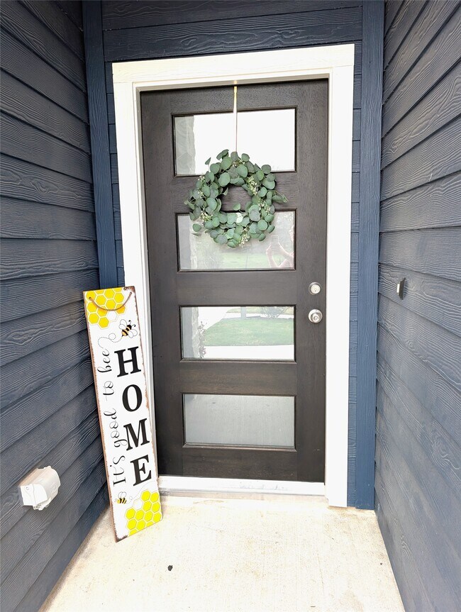 Foto del edificio - 33118 School Hl Rd