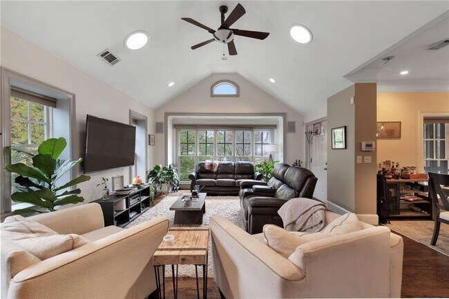 Foto del edificio - 451 Hascall Rd NW