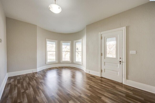 Building Photo - Historical house in Colfax!