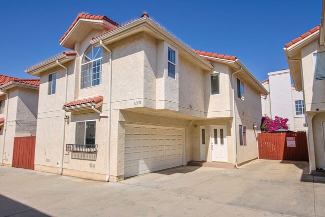 Building Photo - Fully Renovated 4 Bed/3.5Bath Home with Garage + Private Yard