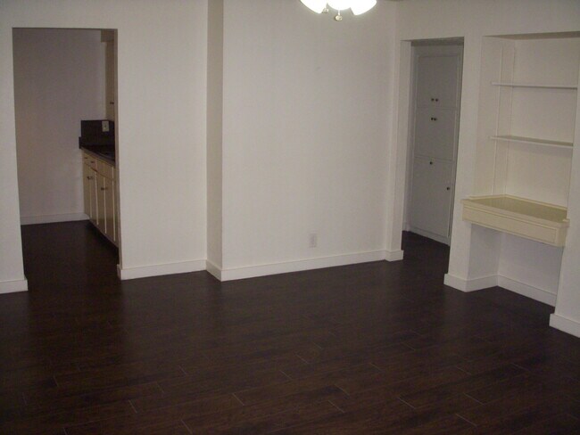 Sala de estar de ENtry - 223 Avenue G Ave