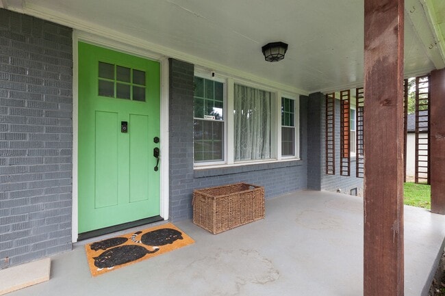 Building Photo - Renovated 3/2 w/ Fenced In Backyard and Co...