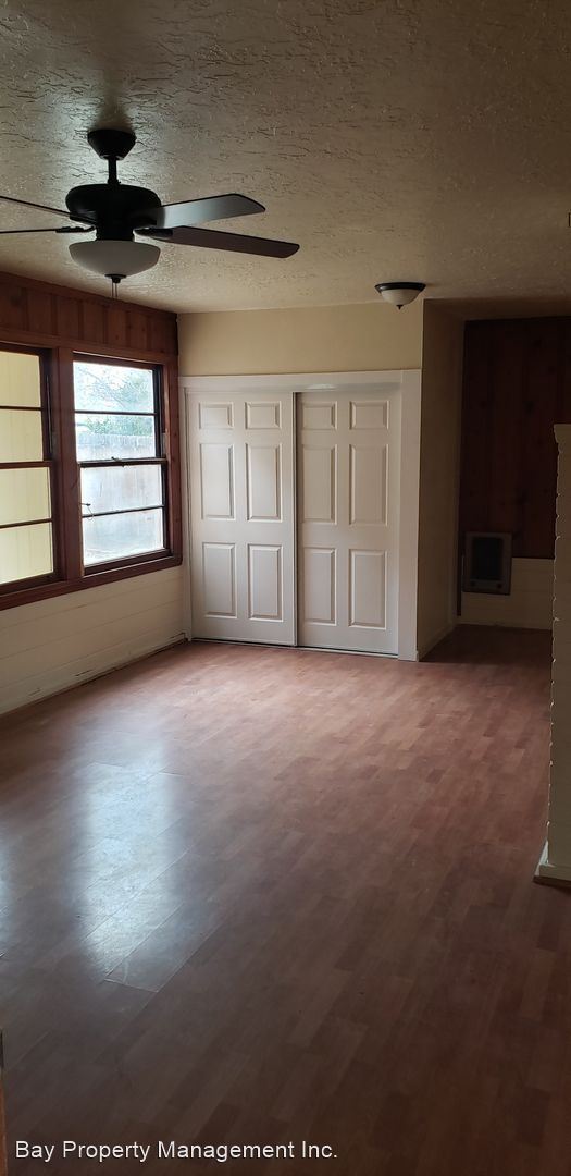 Foto del edificio - 3 br, 1 bath House - 230 Division St.