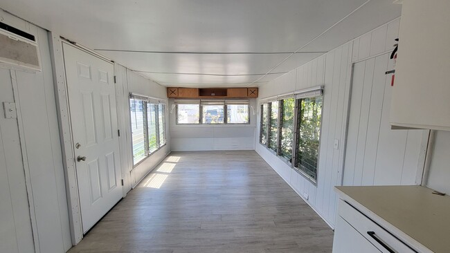 Building Photo - 603 49th Ave Terrace W
