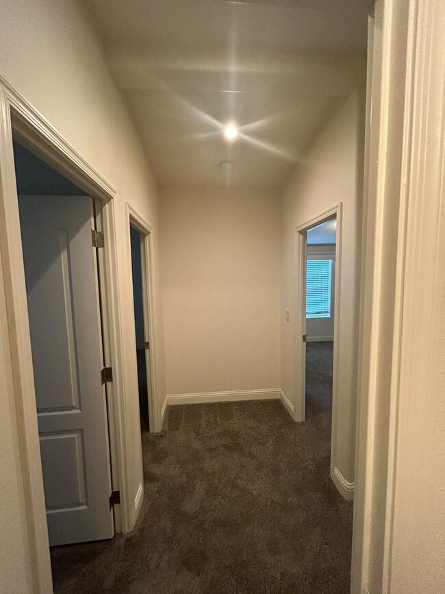 Foto del edificio - 5 bedroom 3 Bath New House- 2 Car Attached...