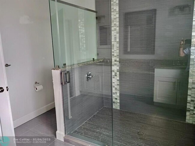 Foto del edificio - 323 SW 11th St