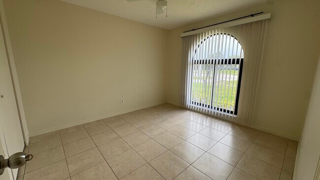 Foto del edificio - 5045 SE Primrose Way