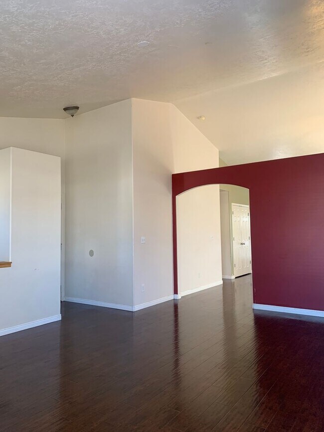 Building Photo - Deposit Moves You In! 3 Bed 2.75 Bath Home...