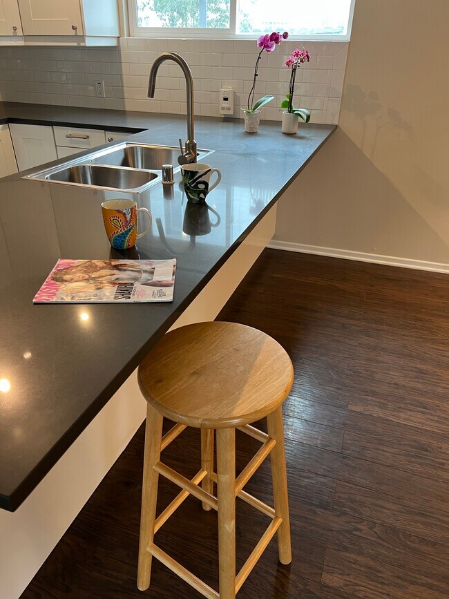 Stone kitchen counter to seat 4 - 467 S Bentley Ave