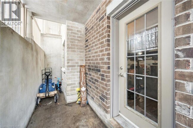 Building Photo - 255 Maitland St