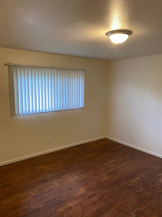 Foto del edificio - Government Way Triplex