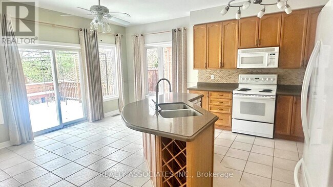 Photo du bâtiment - 1076 Broughton Ln