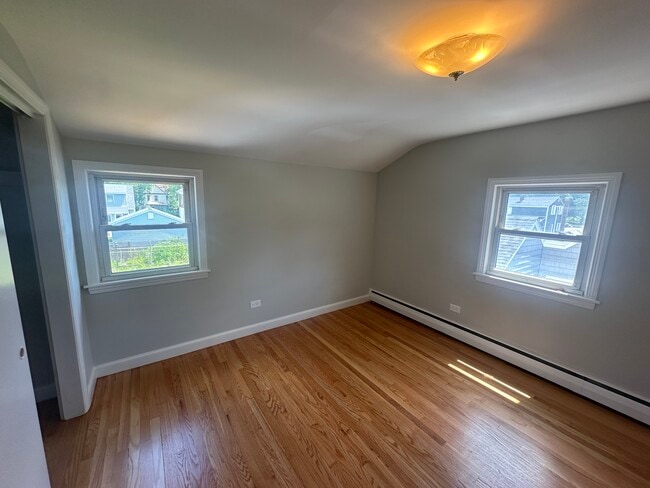 Building Photo - 15 Craigie St