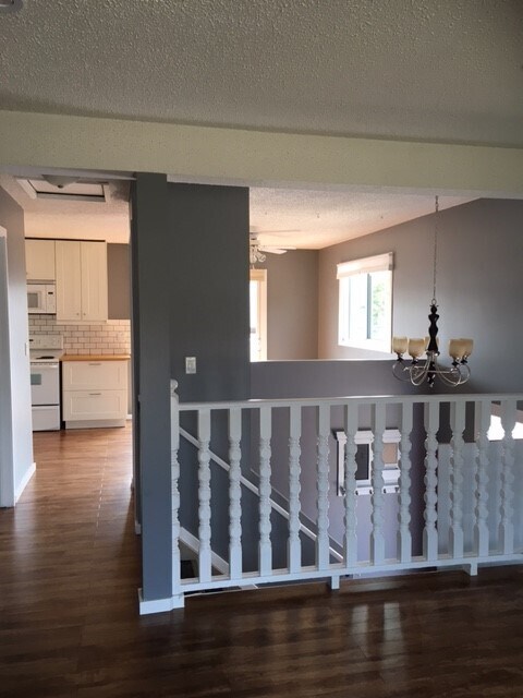 Photo du bâtiment - 3 Bed 1.5 Bath Unit in Olds, AB