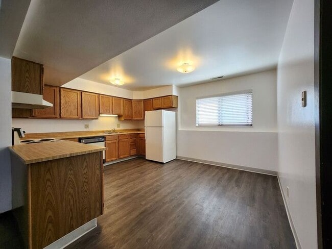 Building Photo - MOVE IN SPECIAL: 1/2 OFF First Full Months...