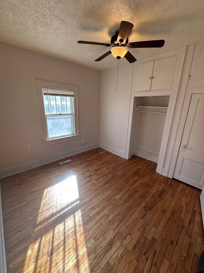 Building Photo - $895 - Accepting SECTION 8/ Housing Vouche...