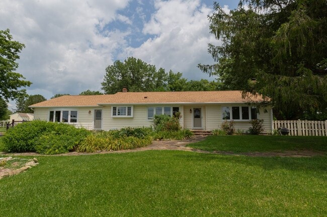 Building Photo - 4 Bed, 3, Bath Single Family Home in Ranson, WV