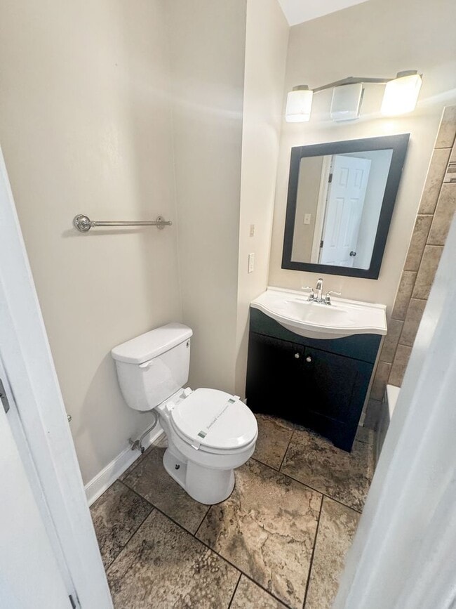 Building Photo - Spacious 3-Bedroom Townhome Minutes from D...