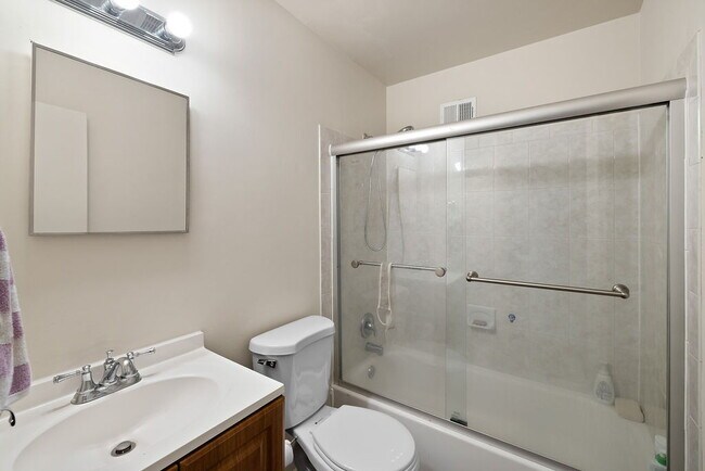 Foto del edificio - Affordable, Spacious AND Convenient Walk t...