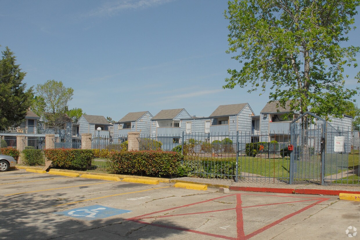 Casa Grande Apartments 9445 Concourse Dr Houston, TX