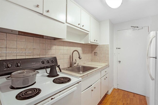 Foto del edificio - 880 NE 69th St