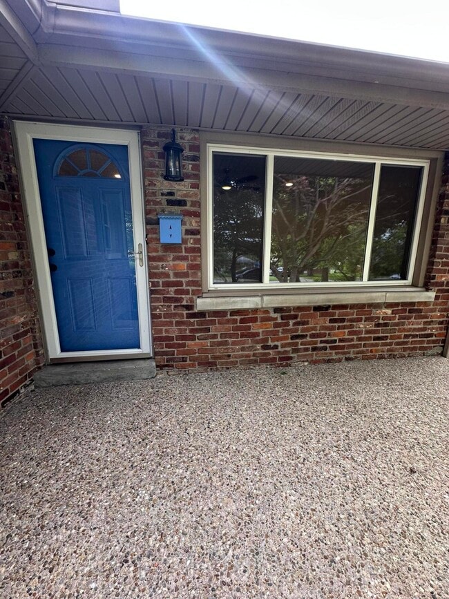 Building Photo - 2457 Eastway Dr
