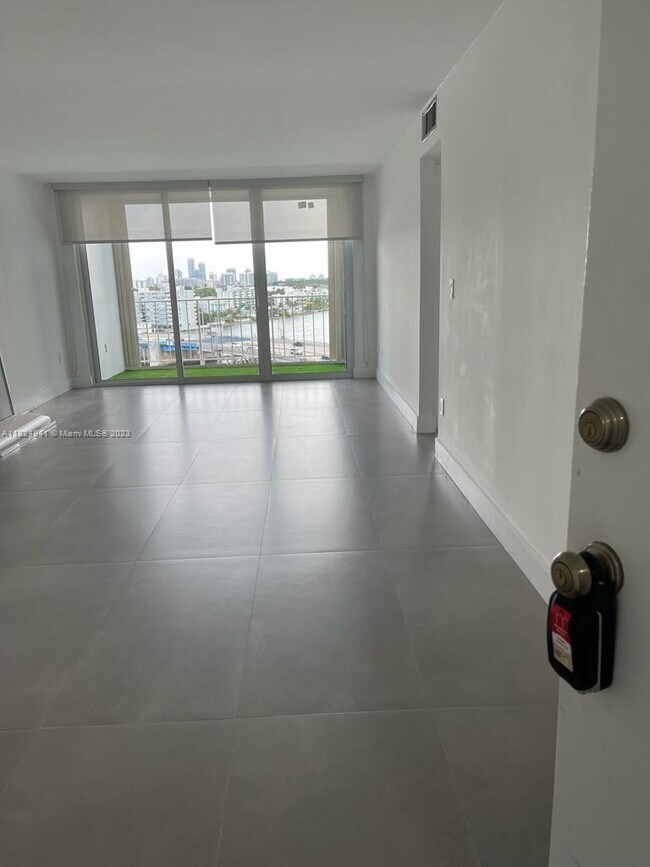 Foto del edificio - 1865 79th Street Causeway