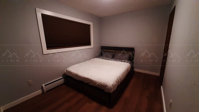 Building Photo - 933 W 20th Ave