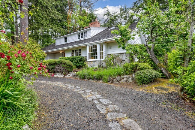 Building Photo - Beautiful Vintage Charming High Bank Waterfront Bainbridge Island Home