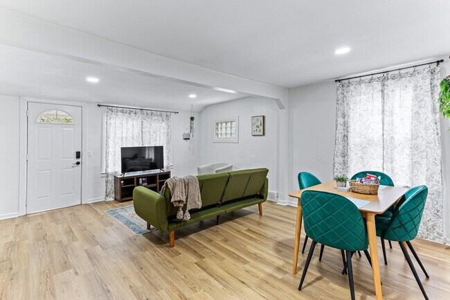 Foto del edificio - 8269 Maxwell Ave