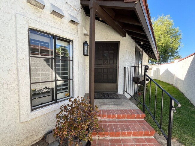 Foto del edificio - Spacious End Unit Home with 2 Master Suite...