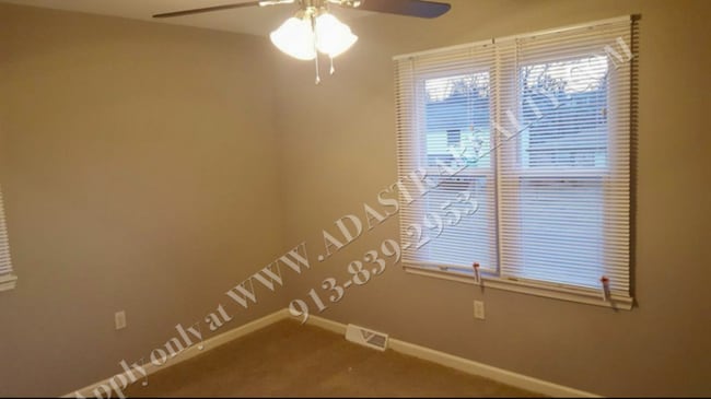 Building Photo - Remodeled 3 Bed 1 Bath Duplex in Overland ...