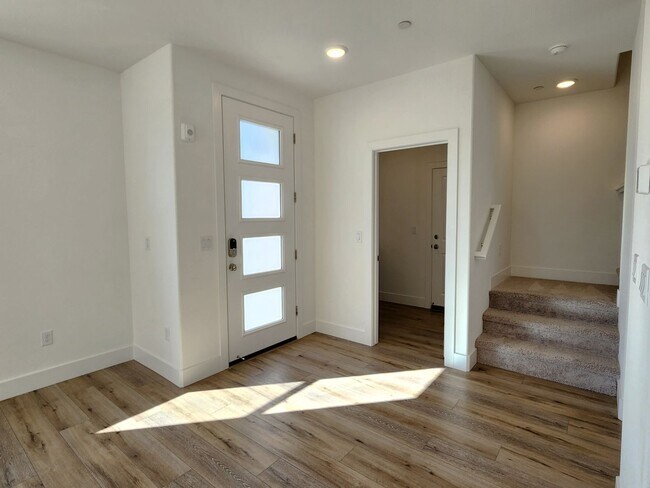 Foto del edificio - Brand New Townhome in South Carson City
